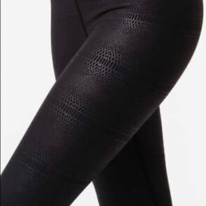 Zyia NWT light n tight 7/8 high rise leggings in black venom size 4